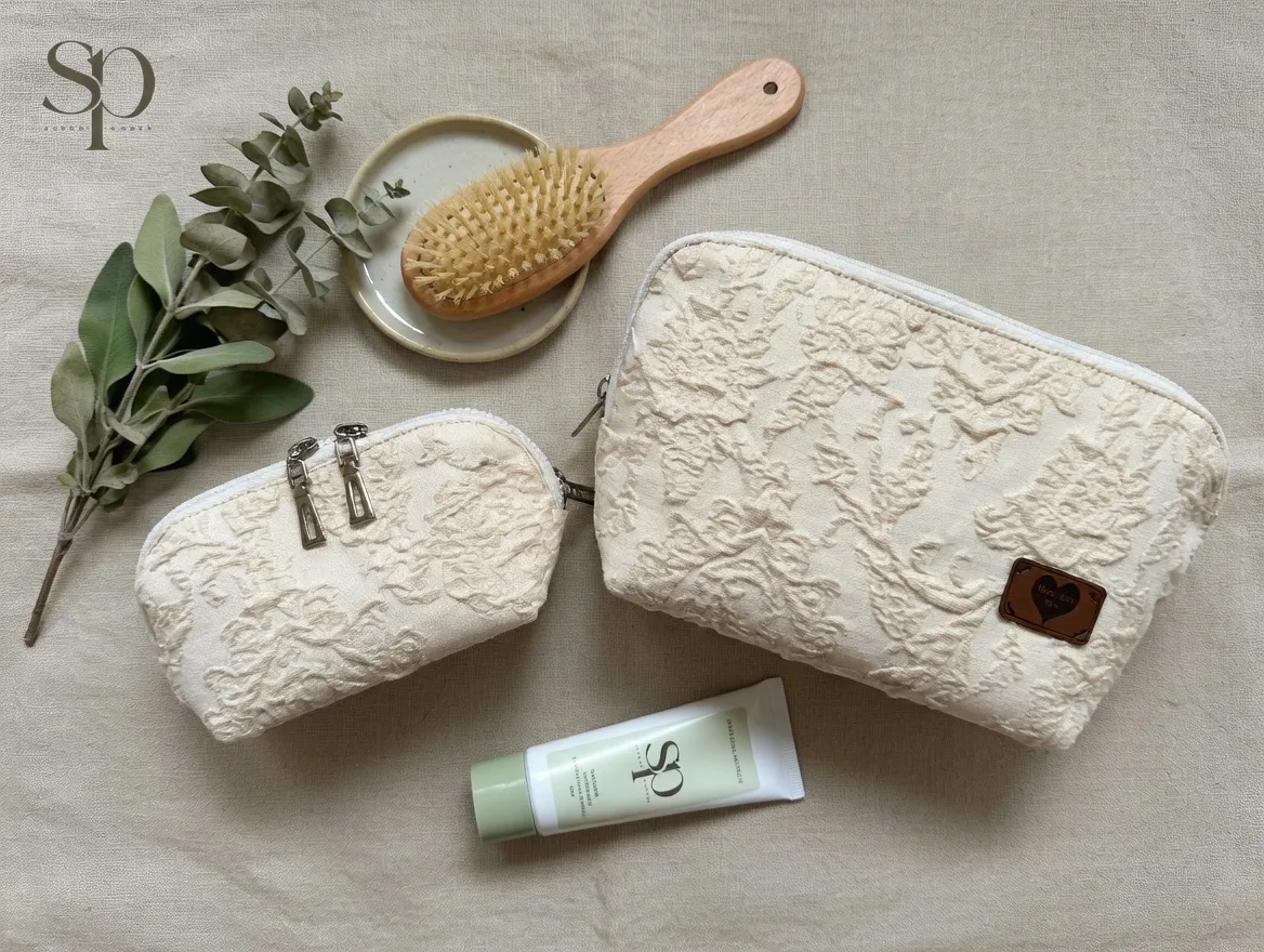 Flat lay kosmetyczek na lnie z eukaliptusem